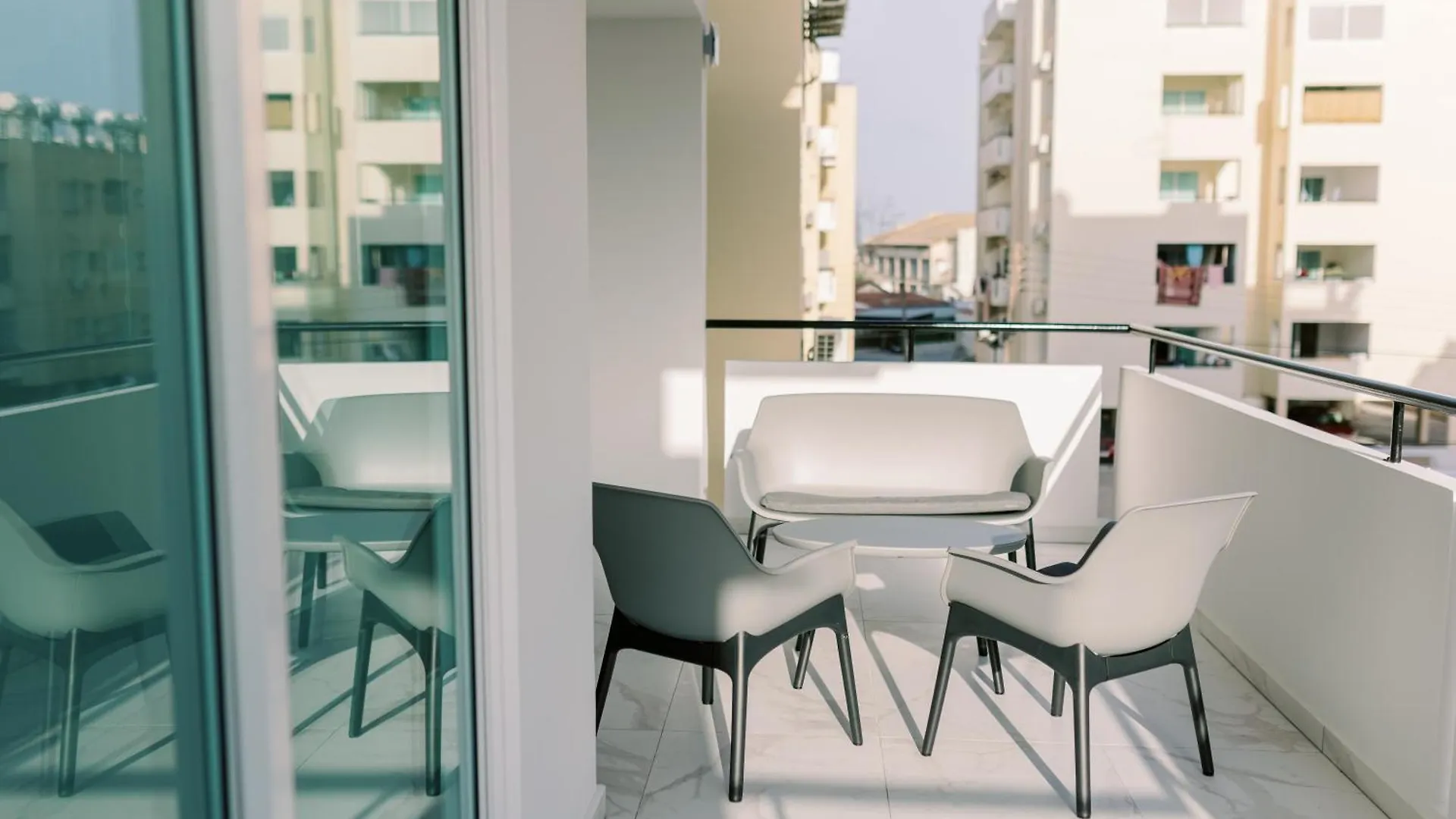 Apartment 2Br Amalfi Blue Apt In Larnaca - Pool & 10Min Walk To Mackenzie Beach!