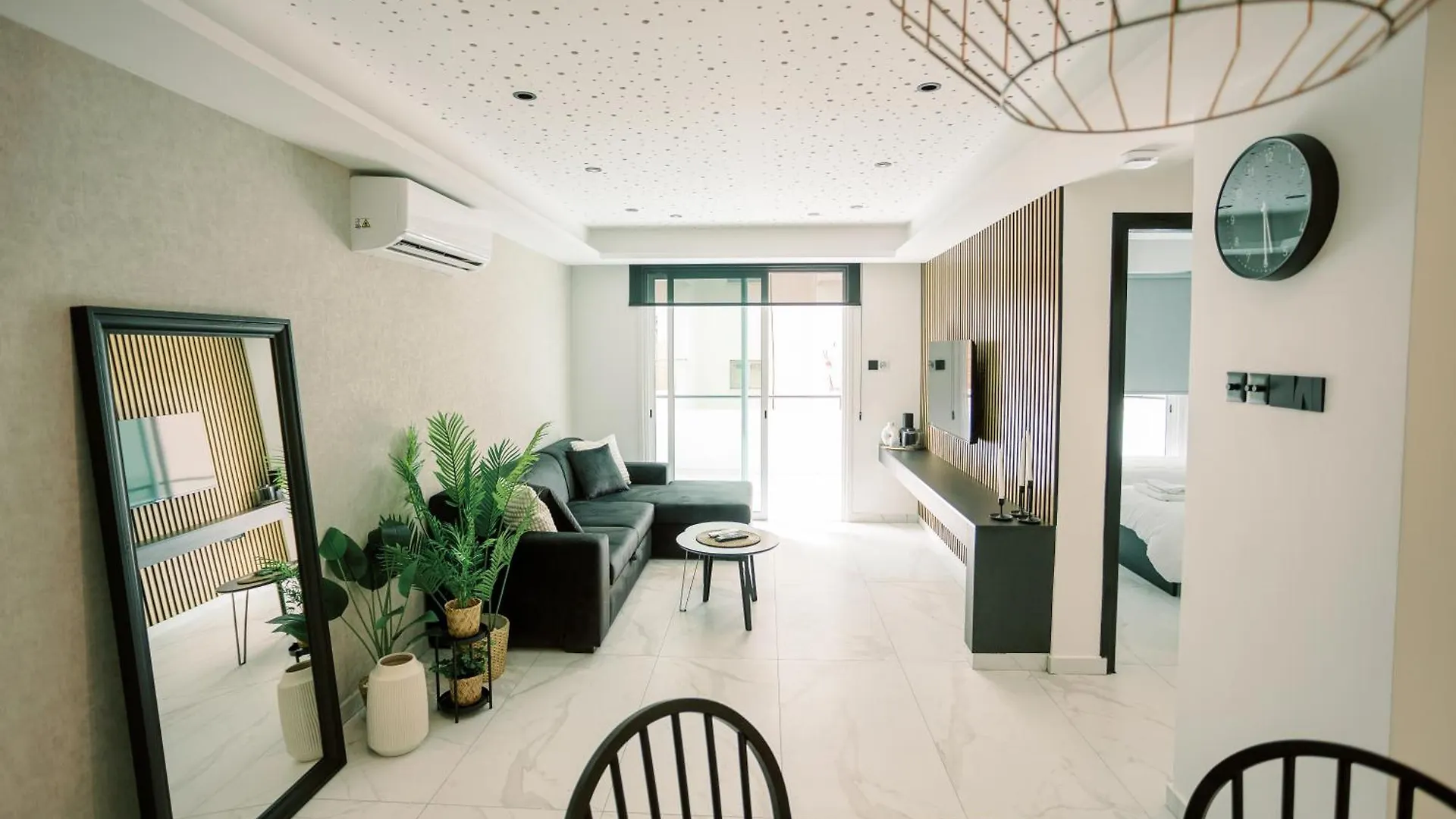 2Br Amalfi Blue Apt In Larnaca - Pool & 10Min Walk To Mackenzie Beach!