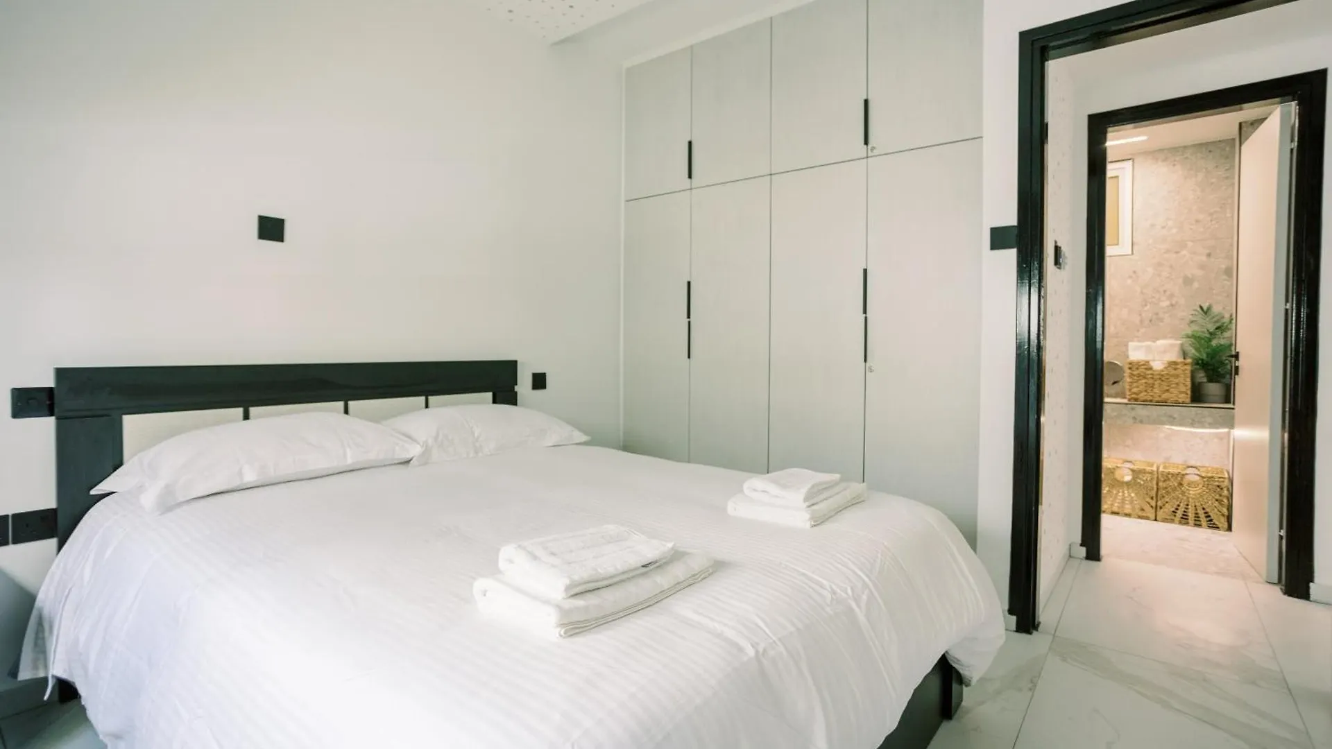 2Br Amalfi Blue Apt In Larnaca - Pool & 10Min Walk To Mackenzie Beach!